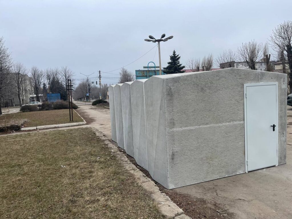 В Мирнограде устанавливают наземные бетонные укрытия (ФОТО)