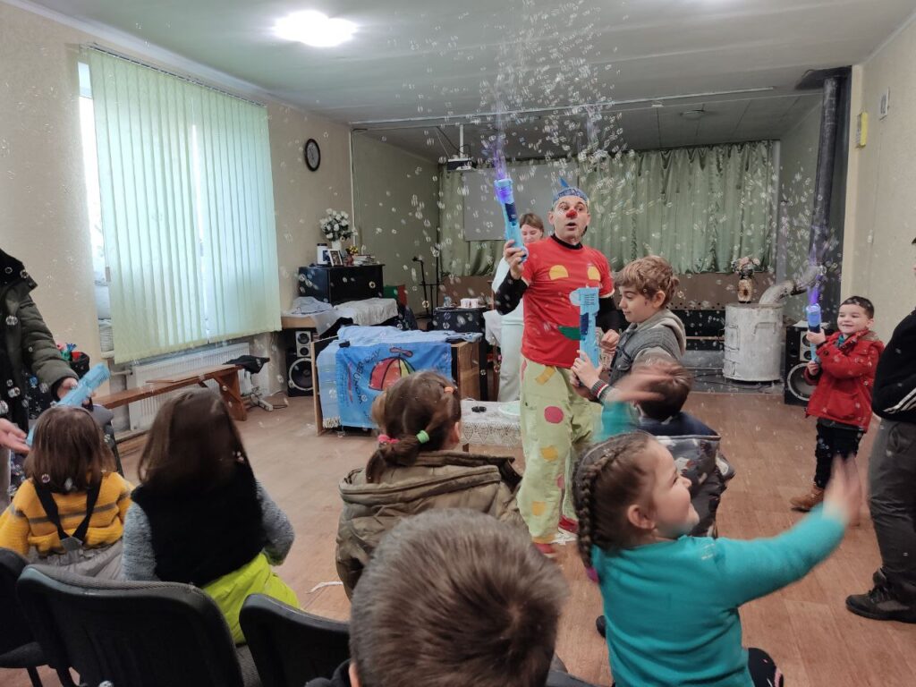 Детей в Донецкой области снова посетил известный итальянский артист Марко Родари, который выступает в образе клоуна (ФОТО)