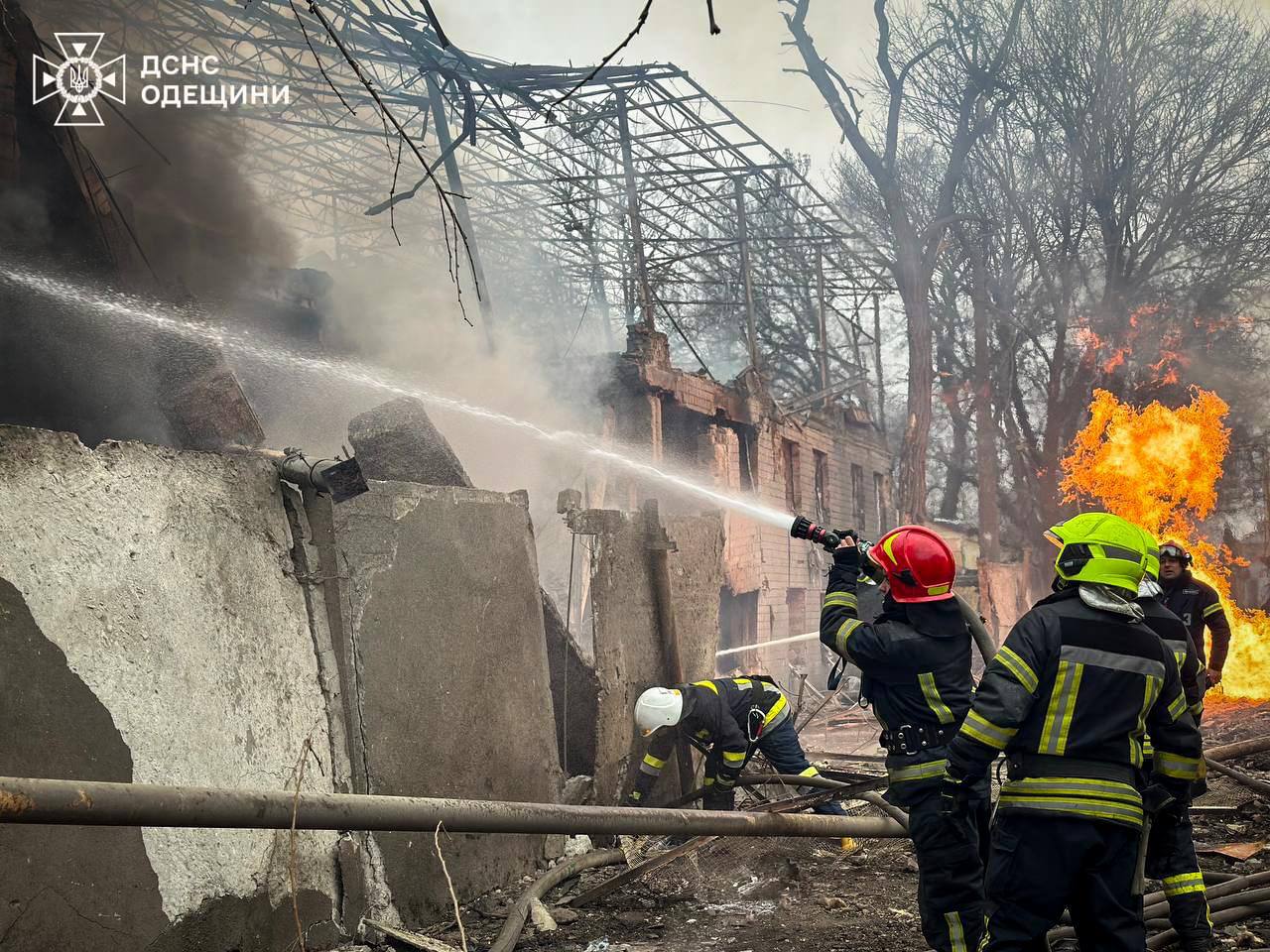 Спасатели тушат пожар в Одесской области