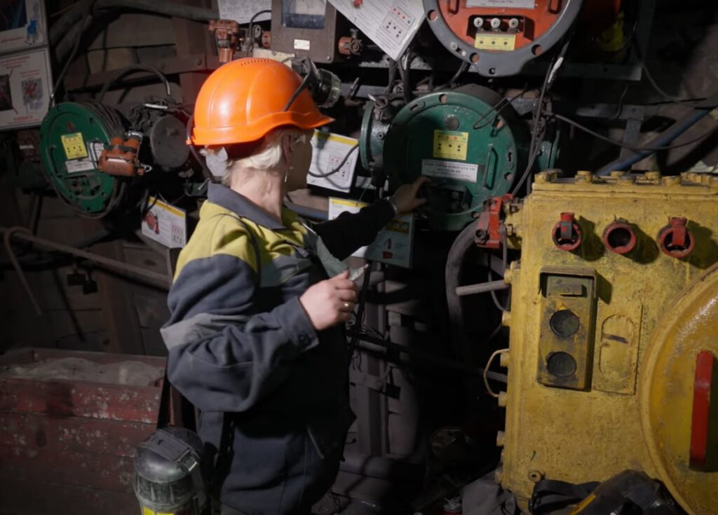 “Это уже часть меня”: как переселенке из Донетчины работается на угольной шахте (ФОТО)