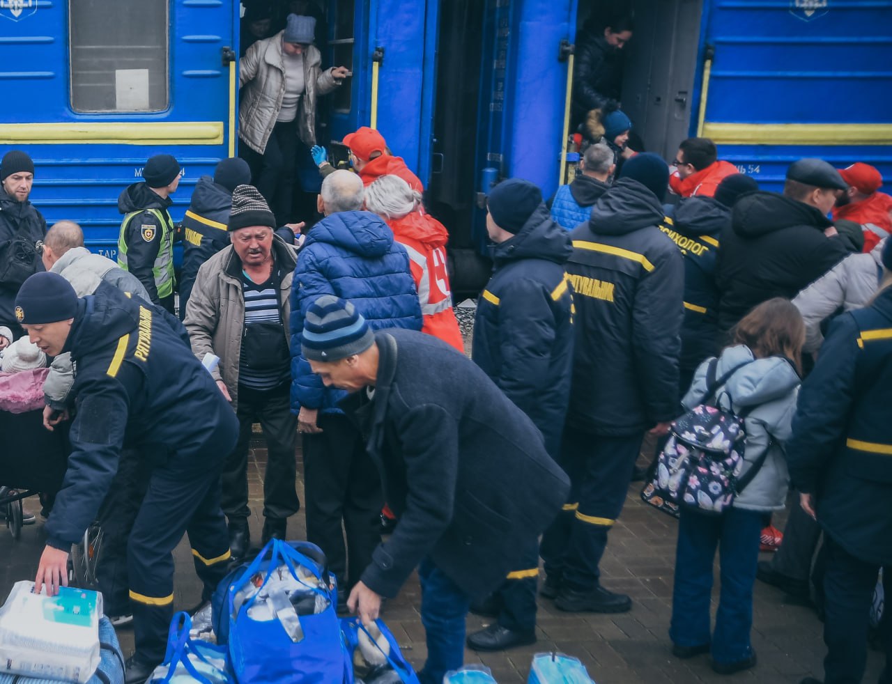 Переселенцы из Донецкой области разбирают вещи