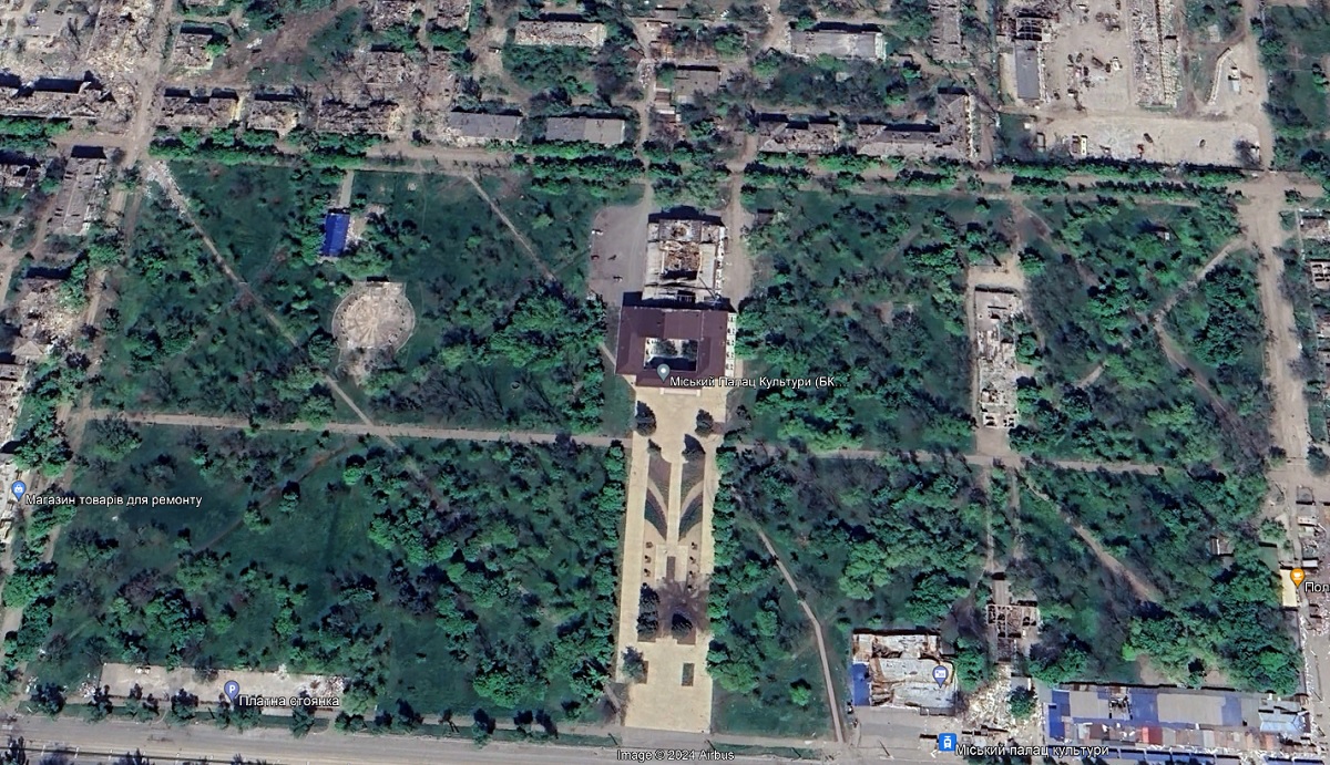 Міський Палац культури у Маріуполі з супутника, 2022 рік