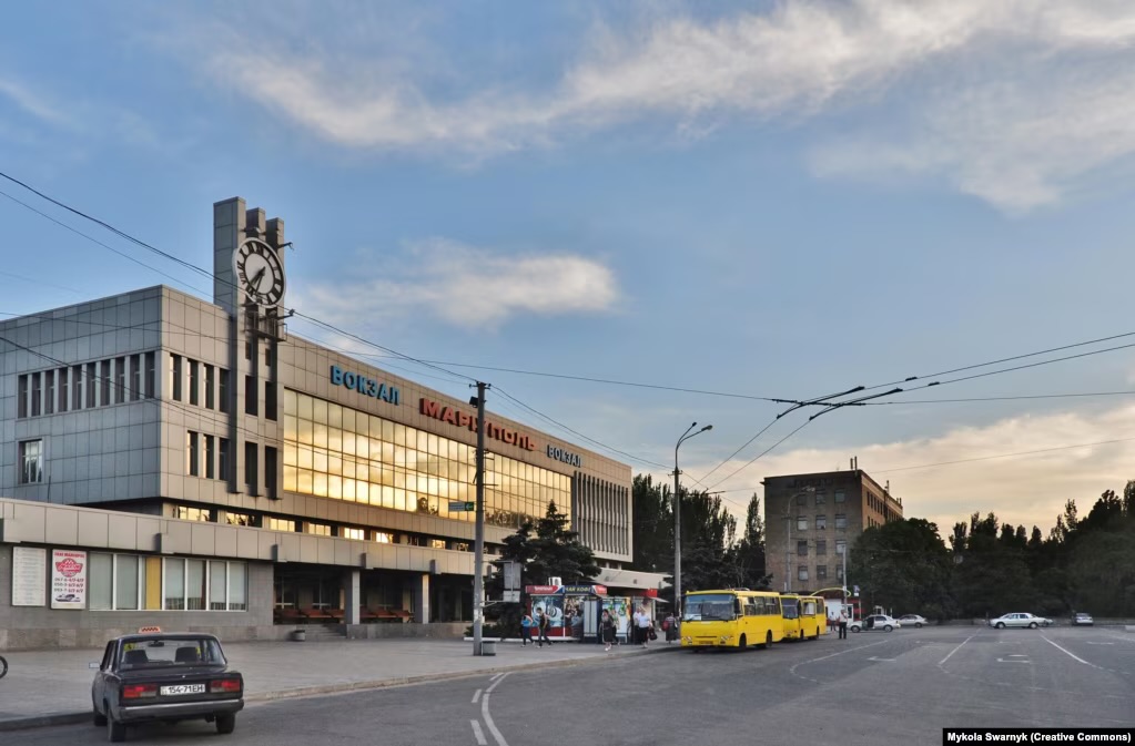 Оккупанты разбили железнодорожный вокзал в Мариуполе, а теперь строят новый: что известно 4