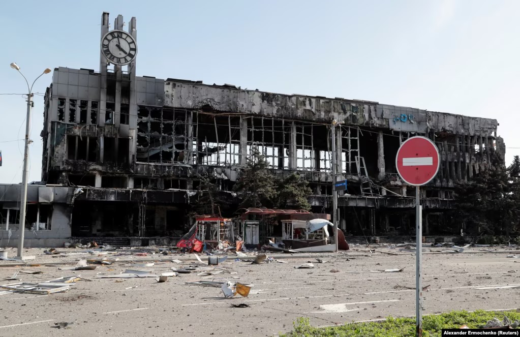Оккупанты разбили железнодорожный вокзал в Мариуполе, а теперь строят новый: что известно 6