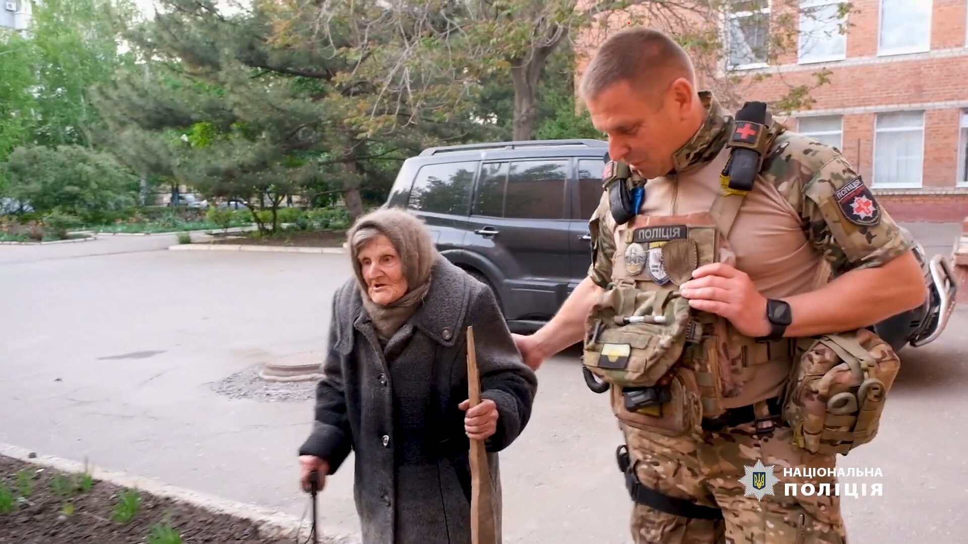 Поліціянти "Білого янгола" та 98-річна довгожителька. Фото: ГУНП Доценької області.