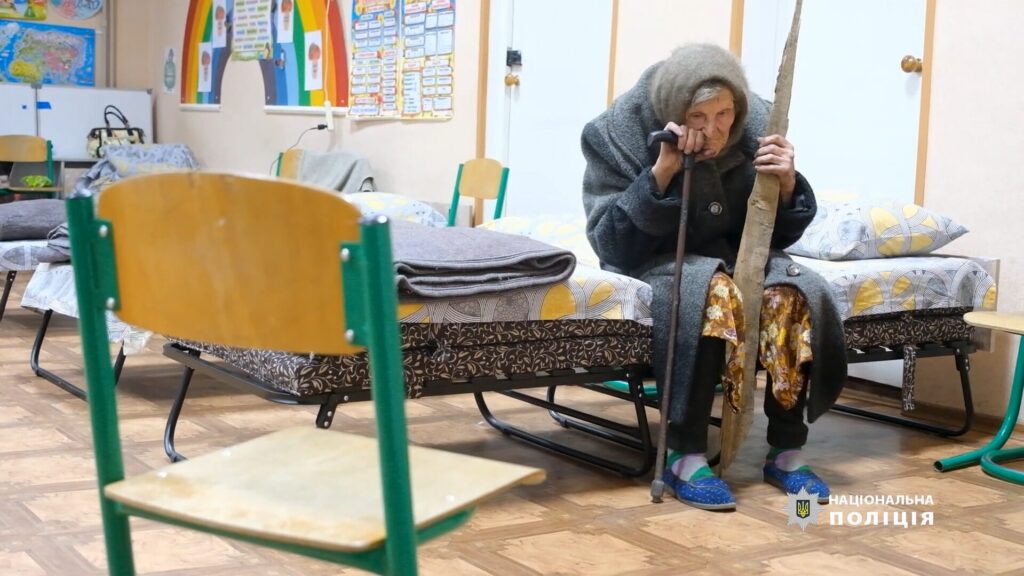“Я своєю Україною на ногах вийшла”, — 98-річна довгожителька, яка пішки вийшла з окупованої частини Очеретиного