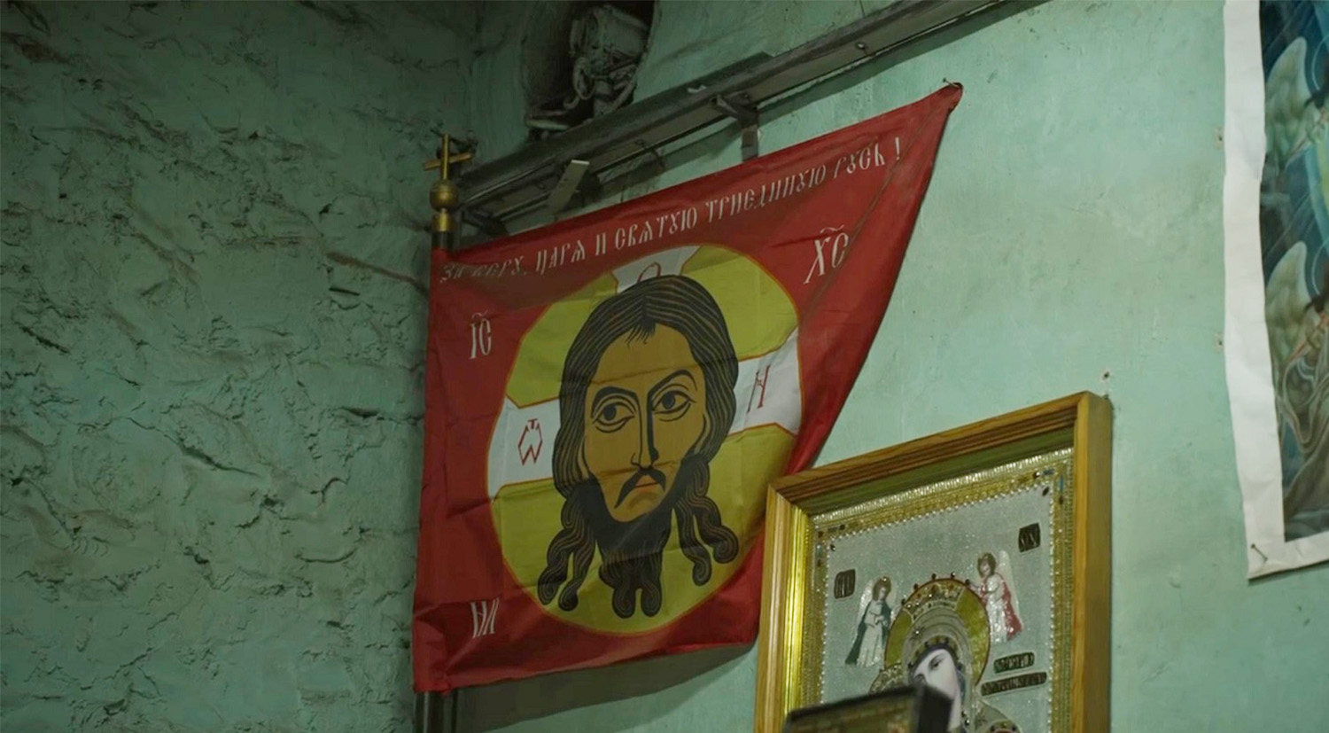 Прапор із зображенням Спаса Нерукотворного. у підземеллях Artwinery у тимчасовій окупації, де вони зробили “храм”, квітень 2024 року