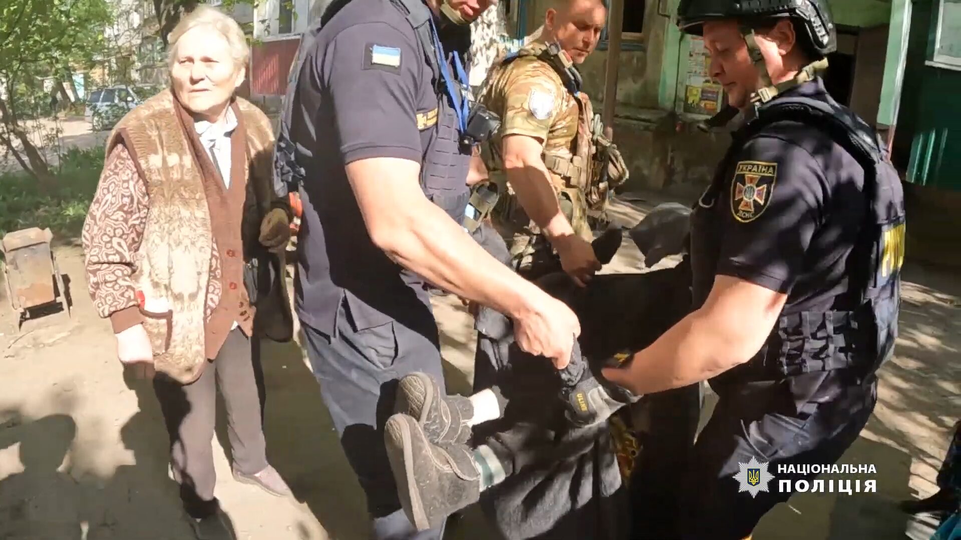 Полицейские эвакуируют из Очеретино малобольную 101-летнюю долгожительницу. ФОТО: ГУНП Донецкой области