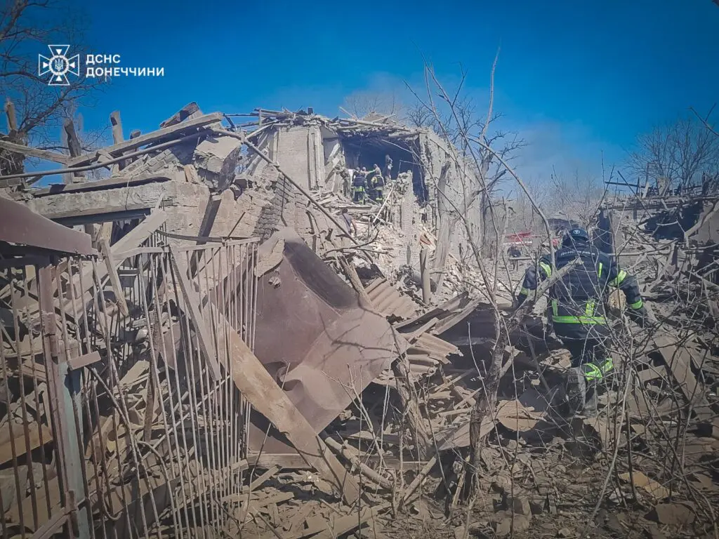 В Константиновке после российского обстрела 9 апреля под завалами дома нашли тела матери и мальчика, — ГСЧС