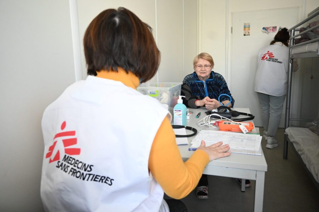 На Донетчине возобновили работу мобильные клиники “Врачей без границ”, которые закрыли после обстрела Покровска