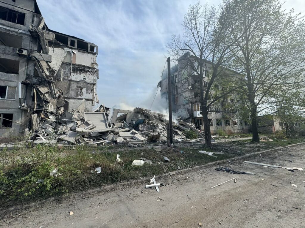 Через російський обстріл Очеретиного 13 квітня під завалами будівлі досі можуть перебувати шестеро людей