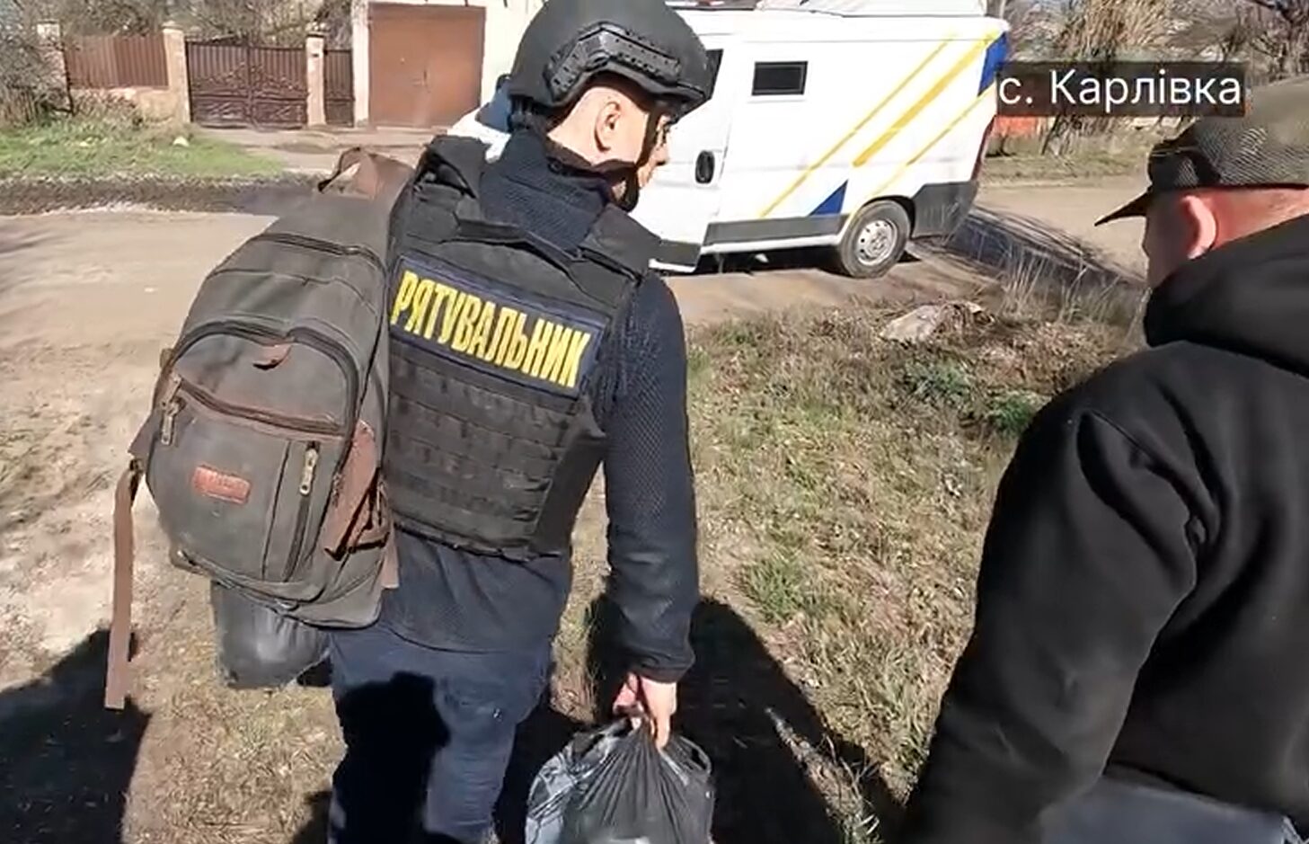 Спасатели показали кадры эвакуации пятерых жителей прифронтовой Карловки (ФОТО) 1
