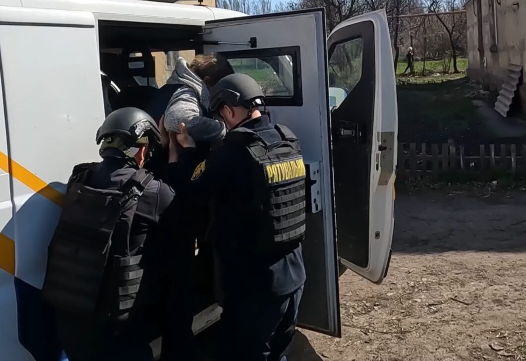 Рятувальники показали кадри евакуації п’ятьох мешканців прифронтової Карлівки (ФОТО) 2