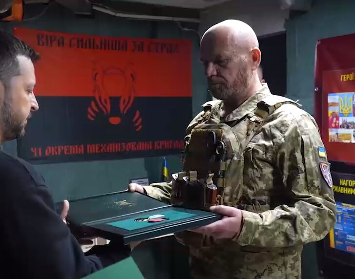 Зеленський приїхав на Донеччину, де нагородив бійців 41-ї та 95-ї бригад і розписався на стелі (ФОТО) 3