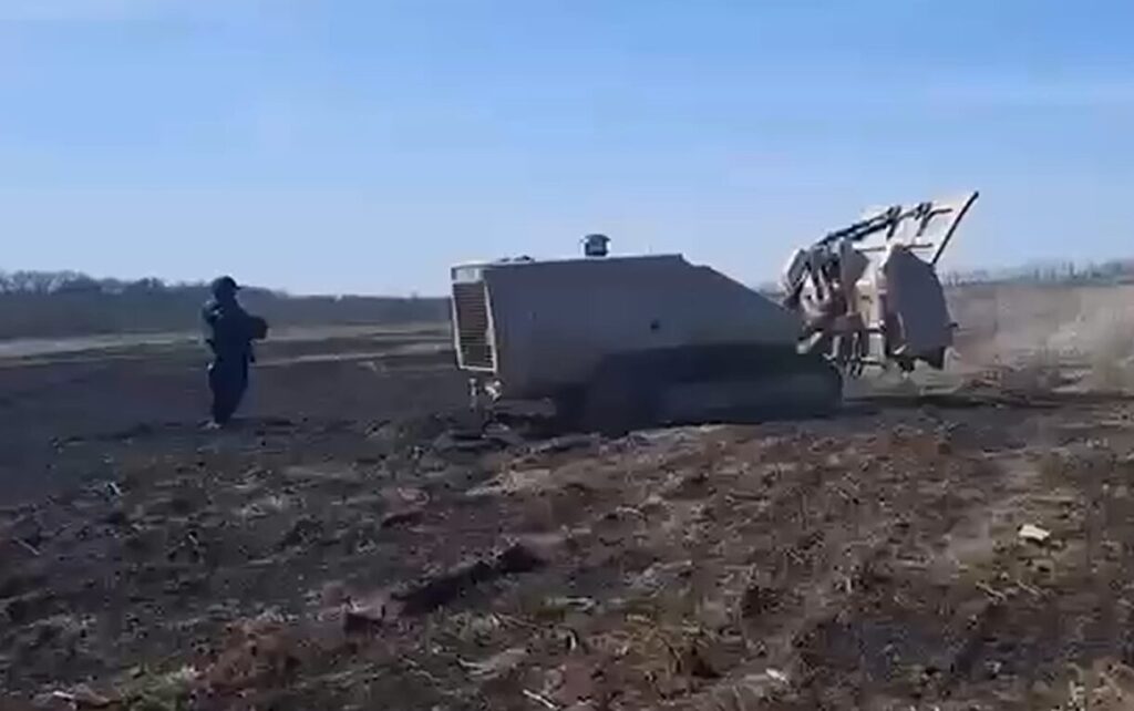 Поля в Донецкой области разминируют с помощью беспилотной машины GCS-200 (ФОТО, ВИДЕО)