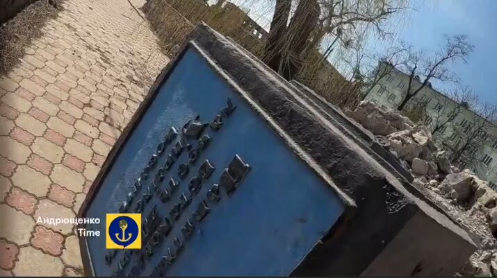 Оккупанты в Мариуполе разрушили памятный знак, установленный к 500-летию украинского казачества (ФОТО)
