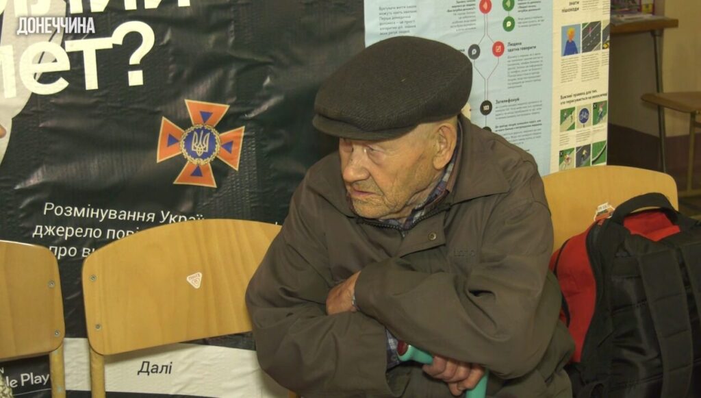 88-річний чоловік пішки залишив Очеретине, бо не хотів стати громадянином Росії (ФОТО)