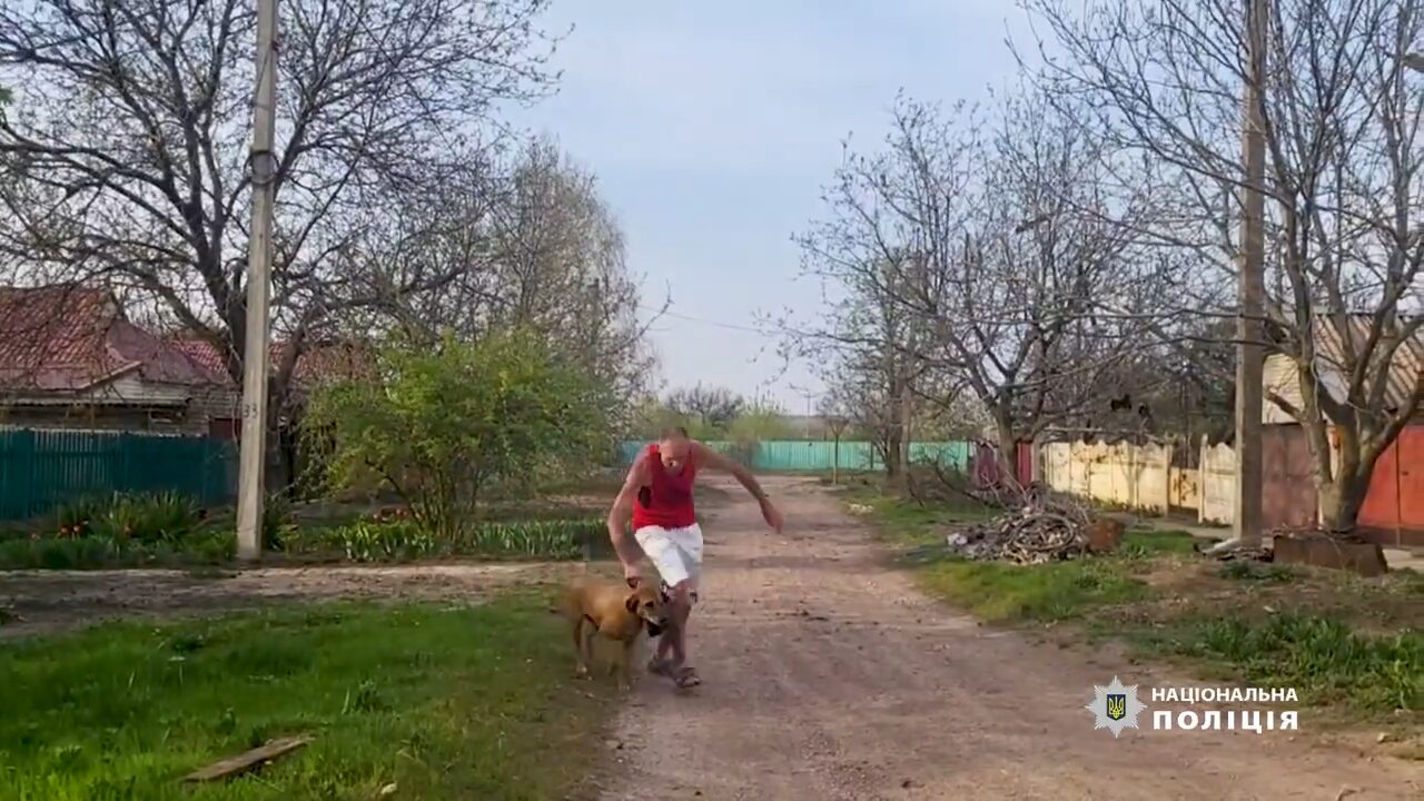 Мужчина спасает собаку в Красногоровке