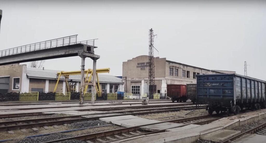 Оккупанты разбили железнодорожный вокзал в Мариуполе, а теперь строят новый: что известно