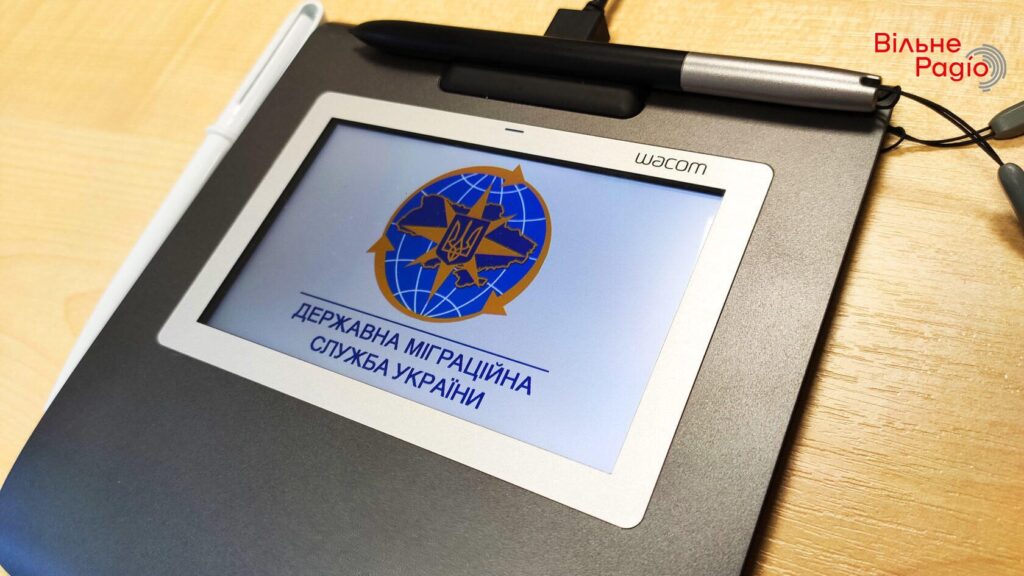 В украинские консульства запретили пересылать паспорта мужчин призывного возраста без отсрочки от службы, — постановление Кабмина