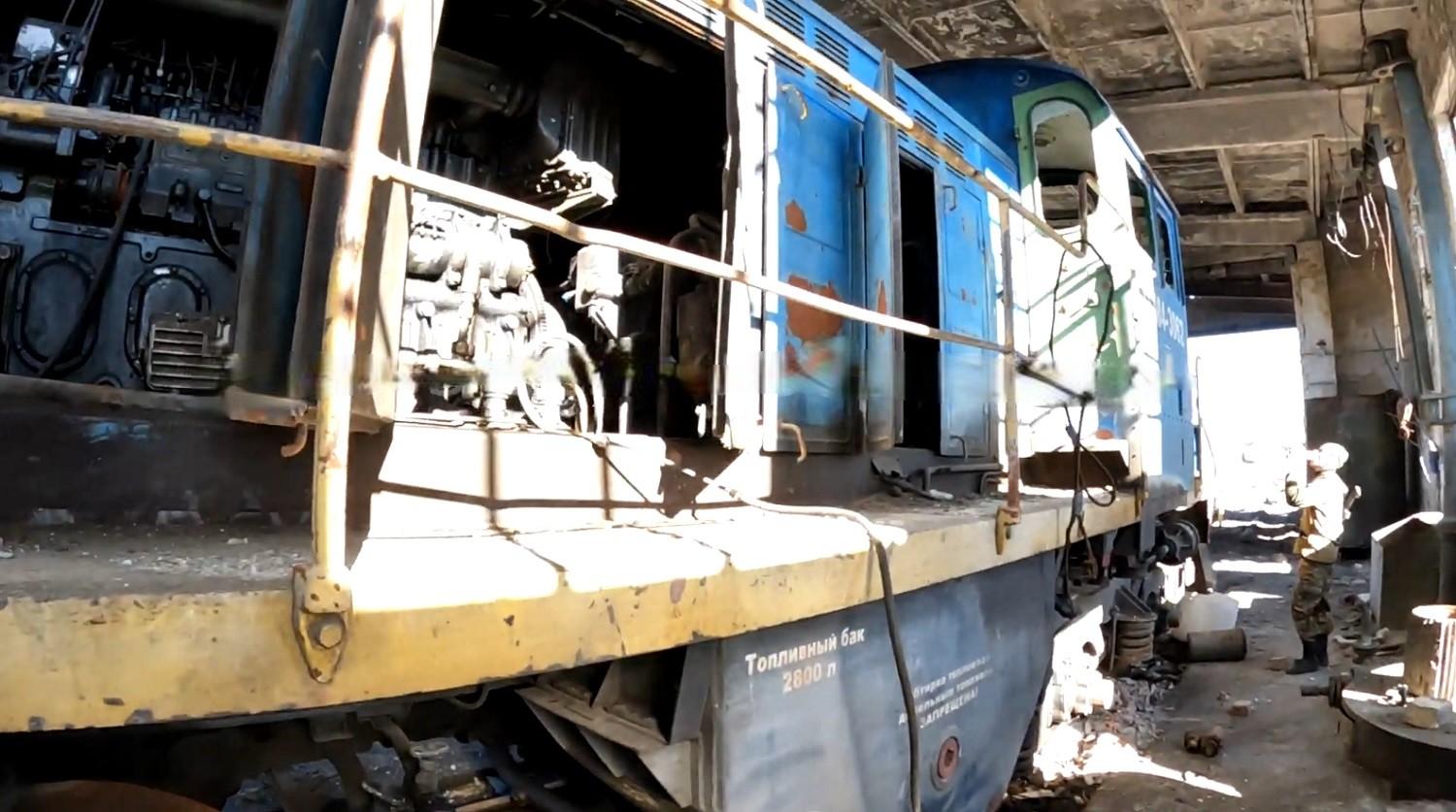Локомотив у ангарі поряд з тролейбусним депо у Бахмуті, березень 2024 року