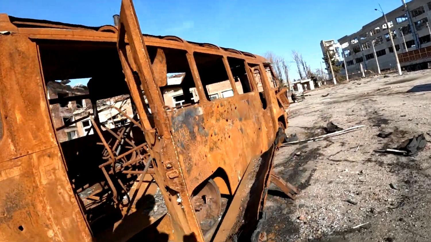 Знищенний автобус у тролейбусному депо Бахмута, березень 2024 року