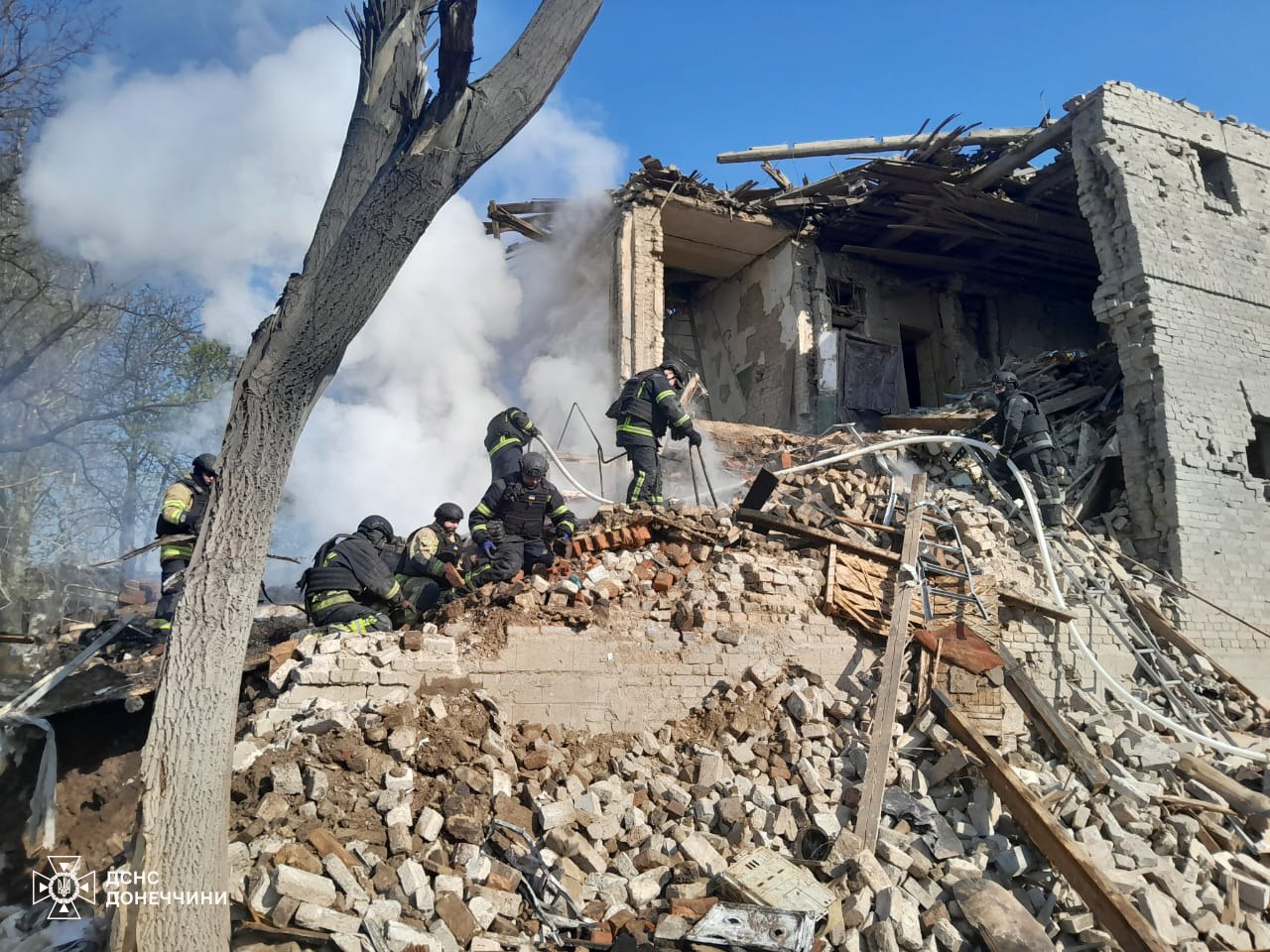 Завали будівлі в Костянтинівці після російського обстрілу 9 квітня. Фото: ДСНС