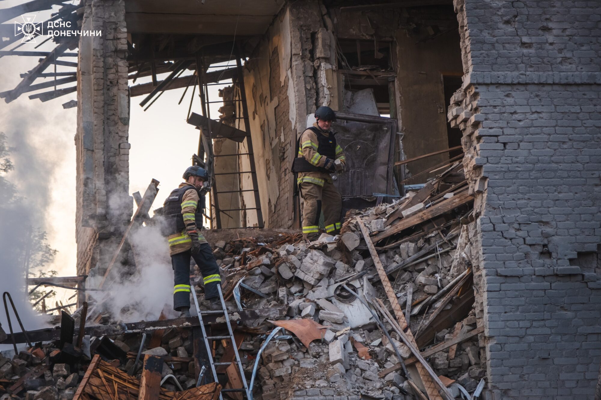 Завали будівлі в Костянтинівці після російського обстрілу 9 квітня. Фото: ДСНС