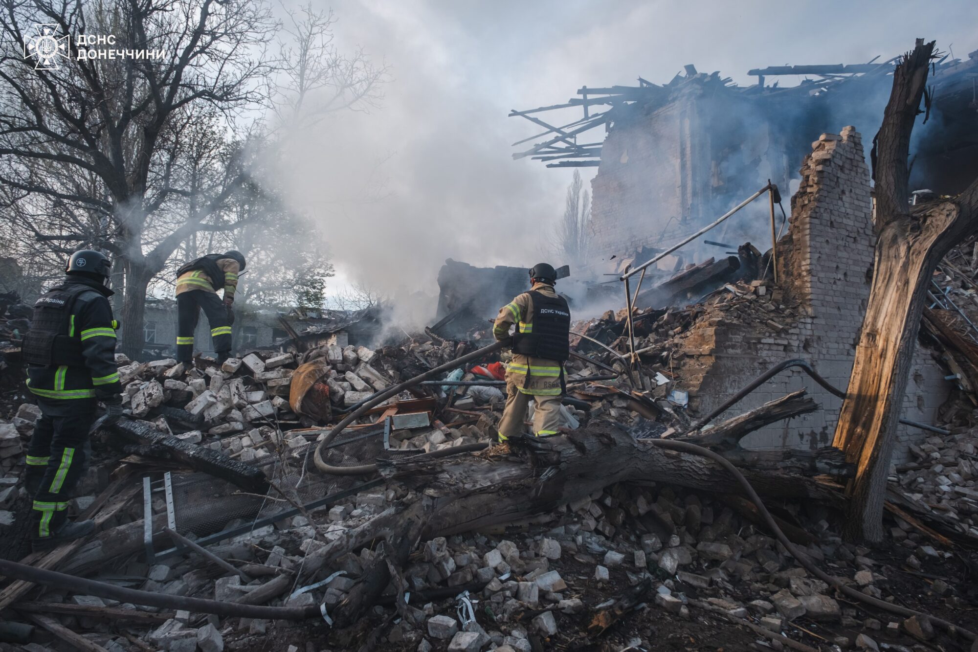 Зображення до посту У Костянтинівці після російського обстрілу 9 квітня під завалами будинку знайшли тіла матері та хлопчика, — ДСНС