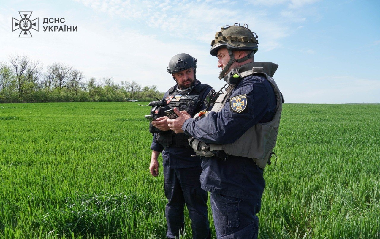 Саперы обезвредили авибомбу, которую нашли на одном из полей Донецкой области. Фото: ГСЧС