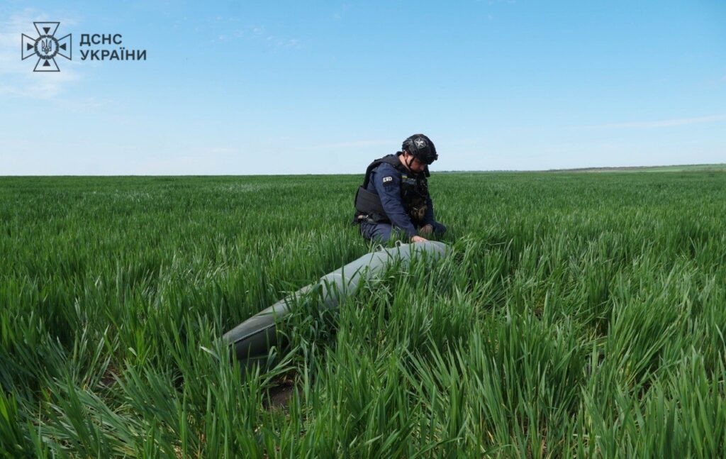 Сапери знешкодили 500-кілограмову авіабомбу, яку знайшли на одному з фермерських угідь Донеччини (ФОТО)
