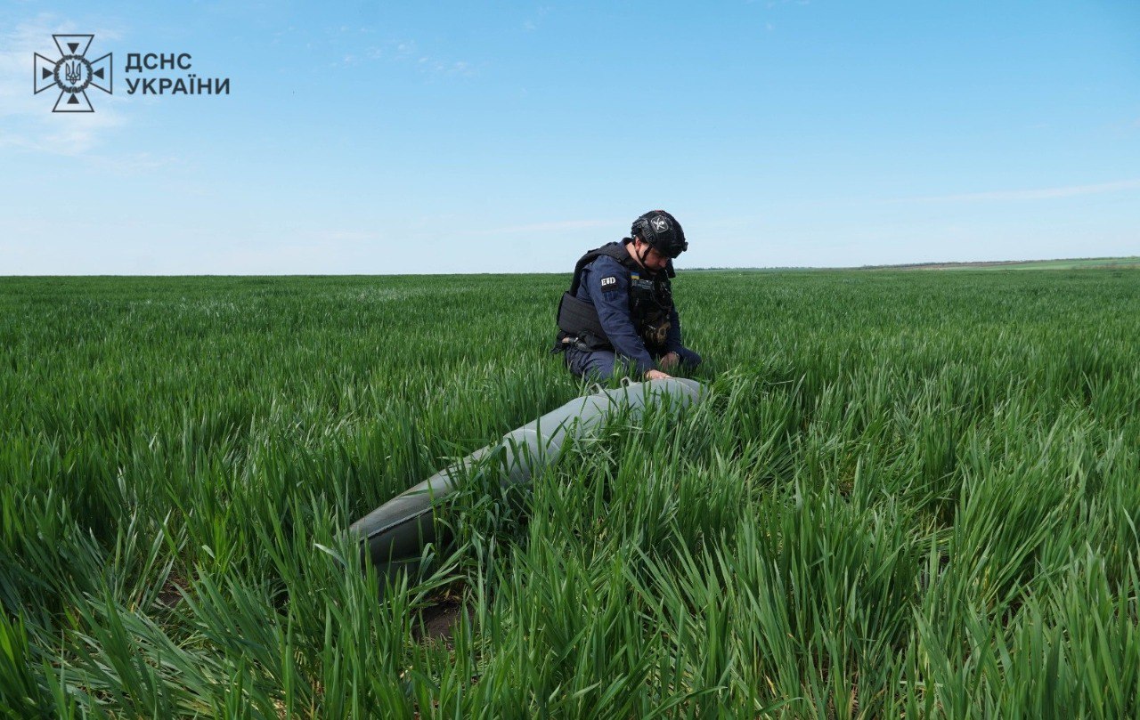 Саперы обезвредили авибомбу, которую нашли на одном из полей Донецкой области. Фото: ГСЧС