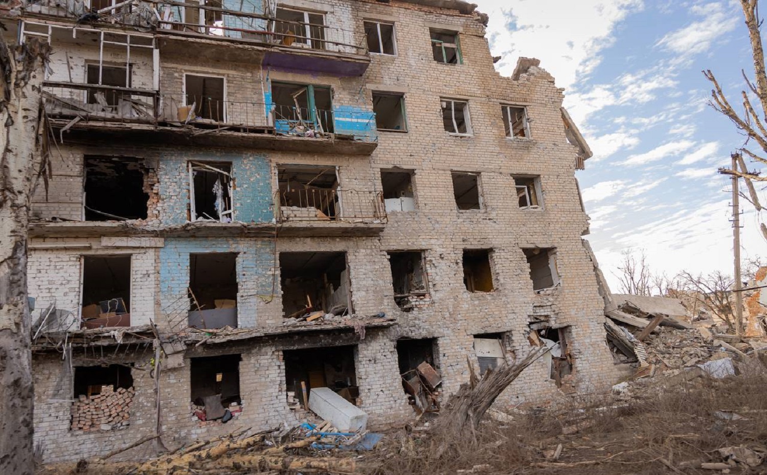 Житлова багатоповерхівка, яку зруйнували окупанти у Бахмуті