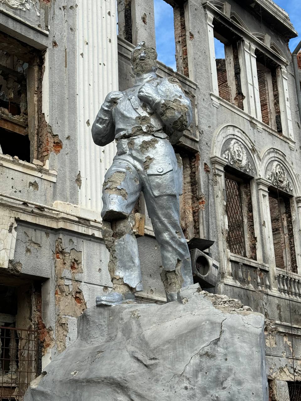 Пам’ятник геологу у Бахмуті по вул. Сибірцева, 17, квітень 2024 року