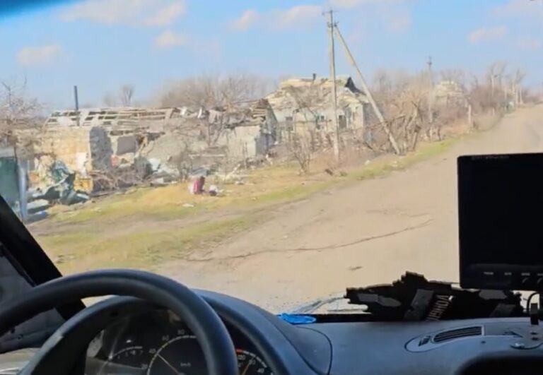 Після російського обстрілу 97-річний житель Лиманської громади залишився без даху над головою, його з родиною евакуювали (ВІДЕО)