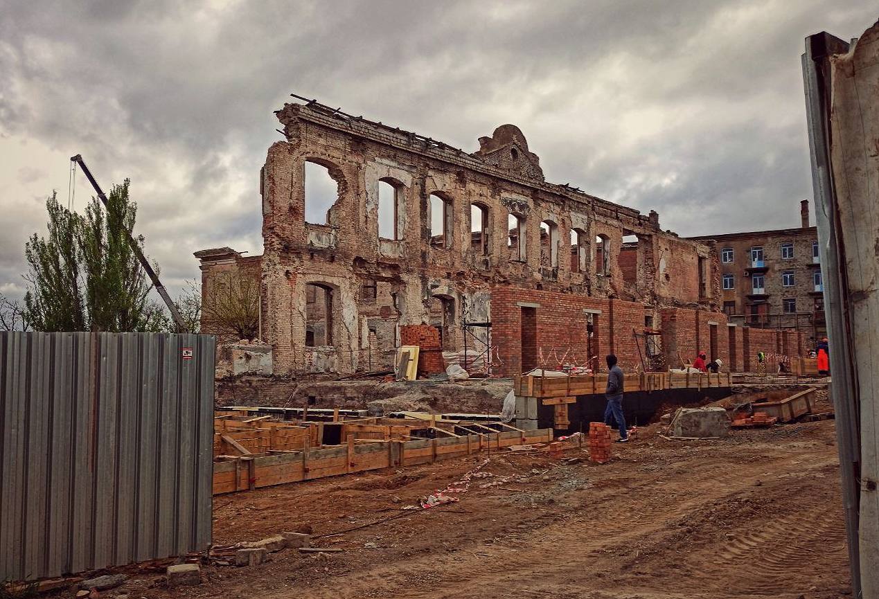 Руины бывшей женской гимназии в Мариуполе