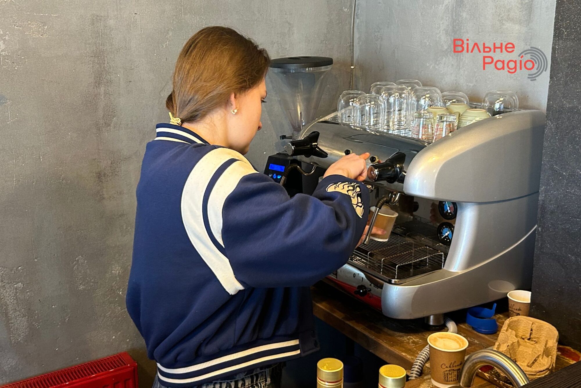 Єлизавета готує каву в кав'ярні "Саквояж"