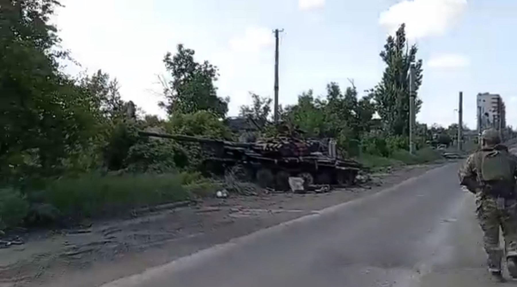 Танк окупантів на вулиці Героїв-рятувальників (колишній Леваневського) у Бахмуті, травень 2024 року