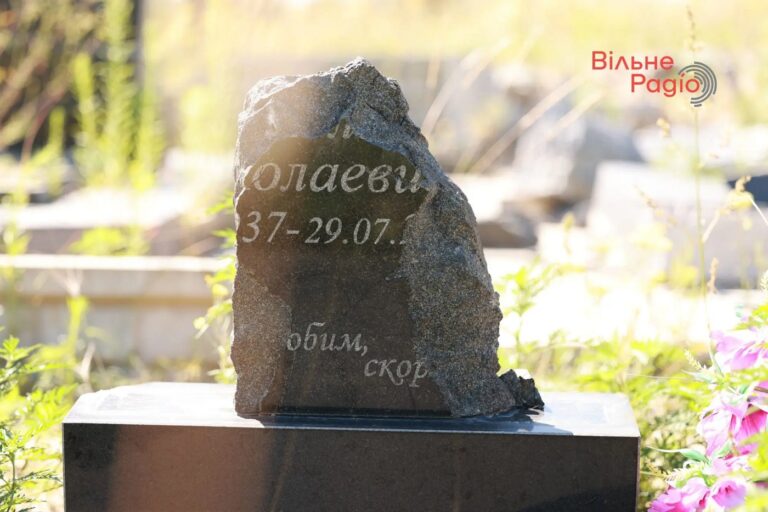 Поліцейські Донеччини слідкуватимуть за безпекою у поминальні дні, однак закликають жителів мінімізувати час на цвинтарі