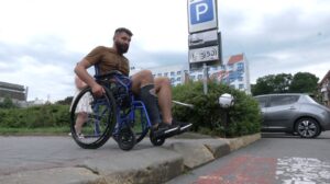 Ветеранам с травмами опорно-двигательного аппарата предлагают бесплатно учиться управлять авто: как записаться