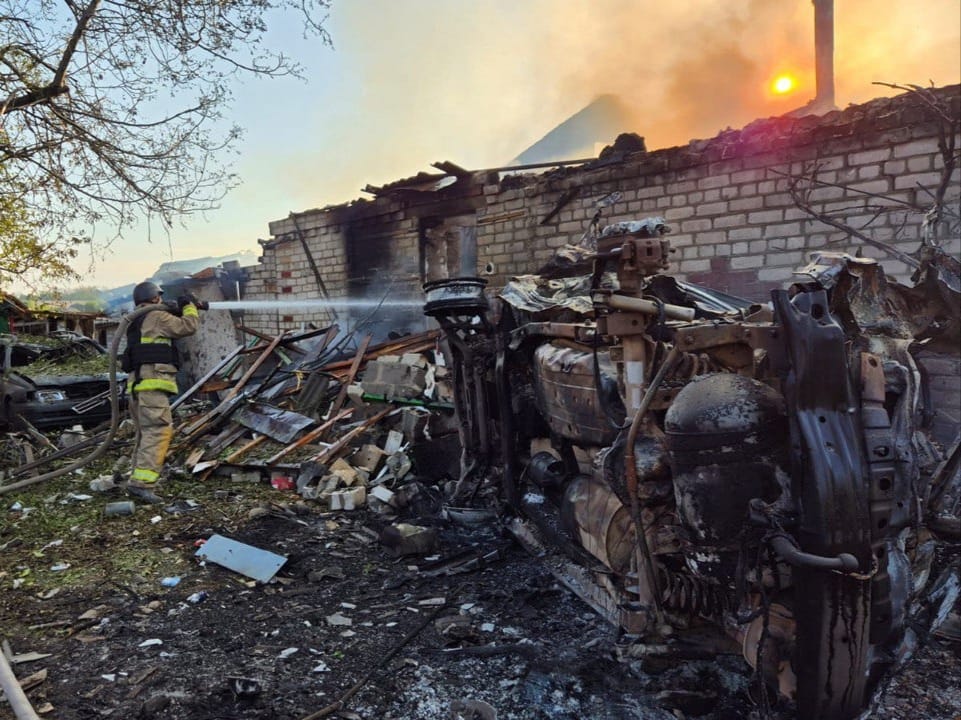 Машина та будівля на Донеччині, що постраждали від вогню російських загарбників 3 травня 2024 року