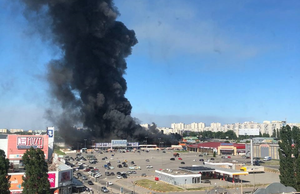 Оккупанты посреди выходного ударили авиабомбой по строительному гипермаркету в Харькове: в магазине было около 200 человек (ОБНОВЛЕНО)