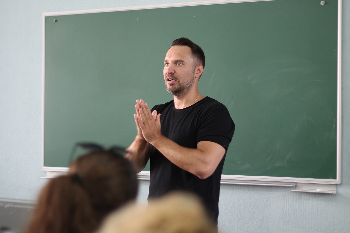 Руслан Осташко виступає перед студентами ДонНУ, травень 2018 року