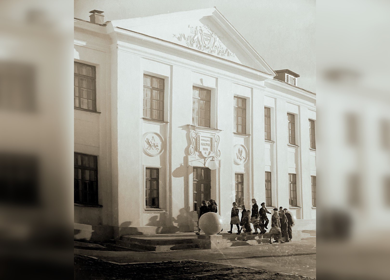 школярів залучали на відбудову Маріуполя після Другої світової