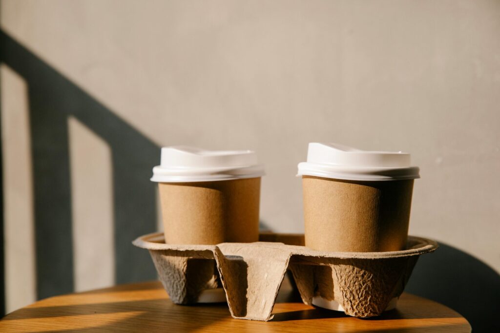 Крышки для кофейных стаканов на вынос: производство и на что обратить внимание при выборе?