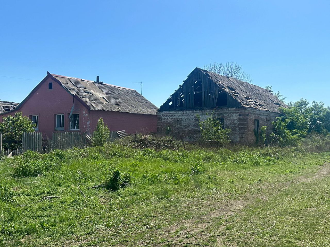 Наслідки російського обстрілу Калинового 1 травня. Фото: Донецька ОВА