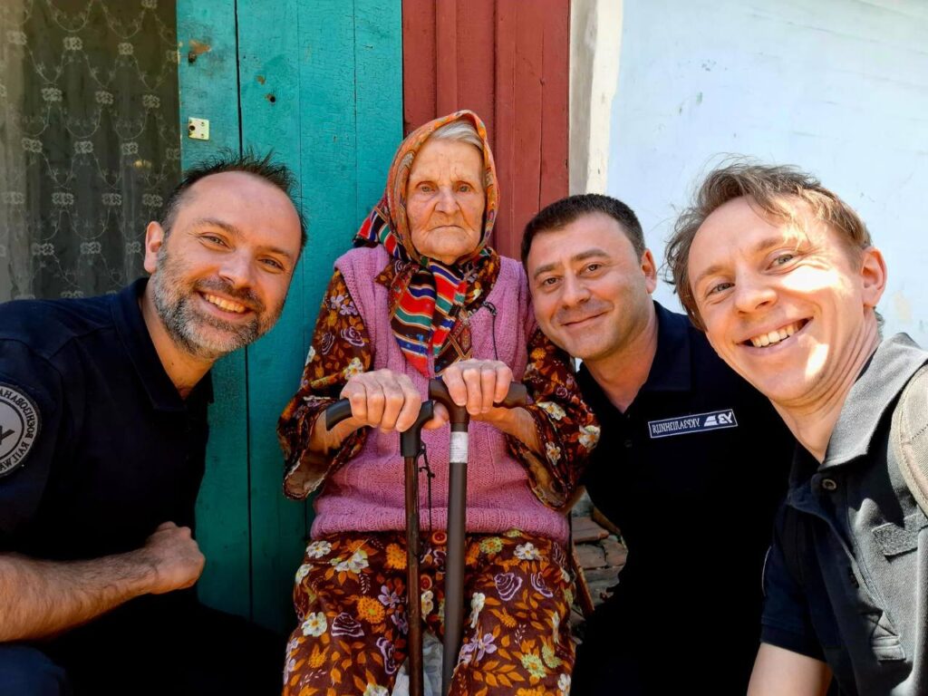 98-річна Лідія Степанівна, яка пішки вийшла з окупації, отримала посвідчення почесної начальниці поїзда (ФОТО)
