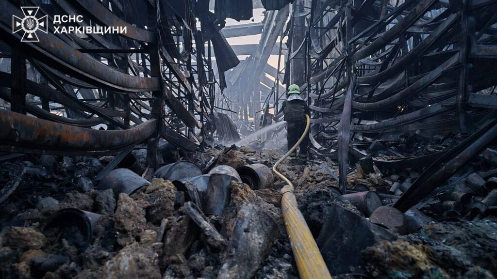 Надзвичайникам вдалося загасити пожежу в “Епіцентрі” у Харкові: відомо про 14 загиблих та 43 поранених (ФОТО)