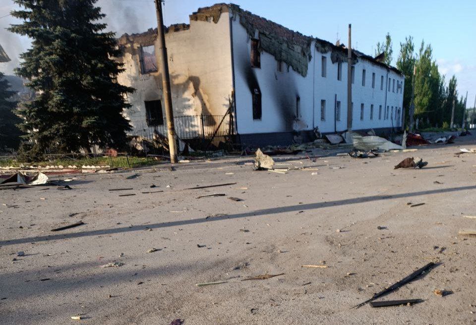 Оккупанты атаковали отдел полиции в Торецке, здание получило значительные повреждения и горело всю ночь (ДЕТАЛИ, ФОТО)