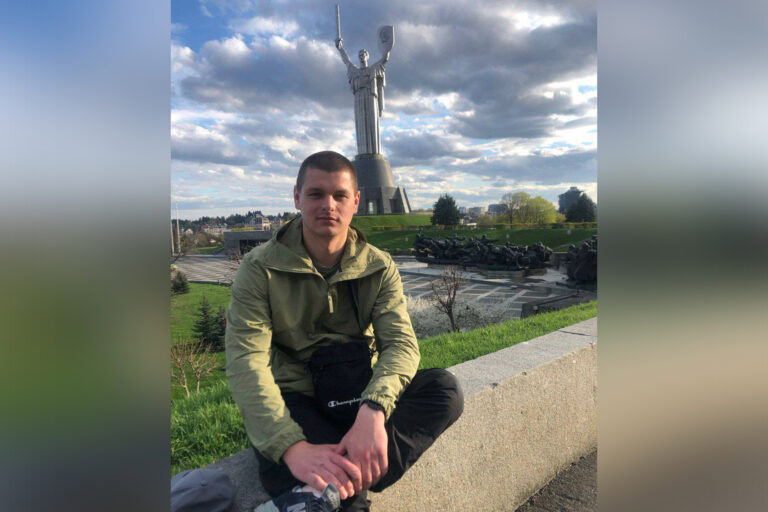 “Любив вірші та армію”: згадаймо захисника Максима Рибецького, який загинув на Лиманському напрямку